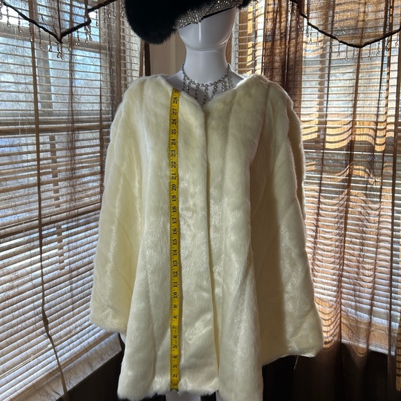 Women’s Ms. Design Collection white faux fur cape (Never worn) Size 2X - Picture 7 of 14